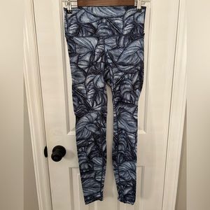 Lululemon Size 8 Blue and White Leaf Pattern Full Length Leggings